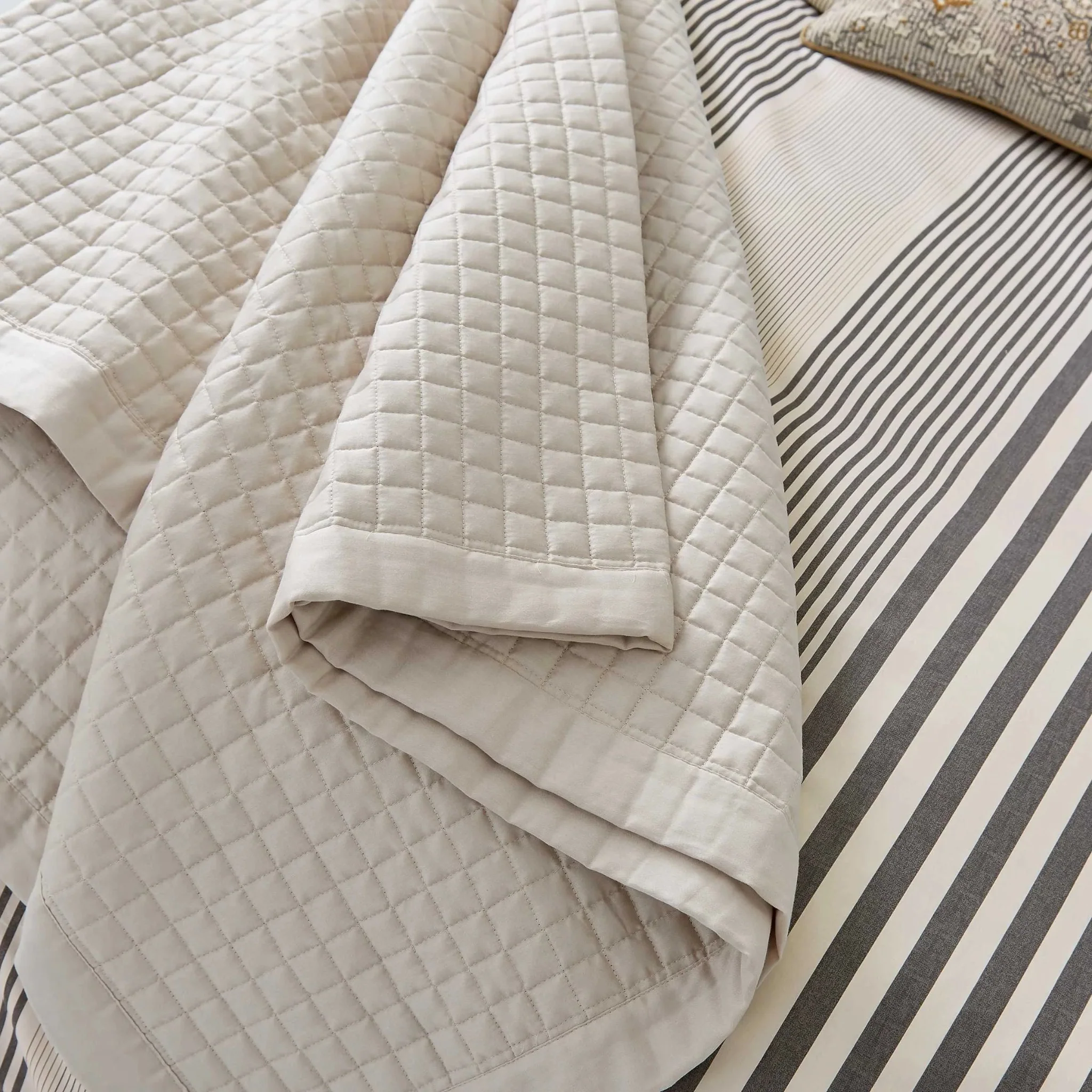 Bedeck Of Belfast Alba Maira Quilted Throw - Alba/Maira Quilted Throw 250X230CM