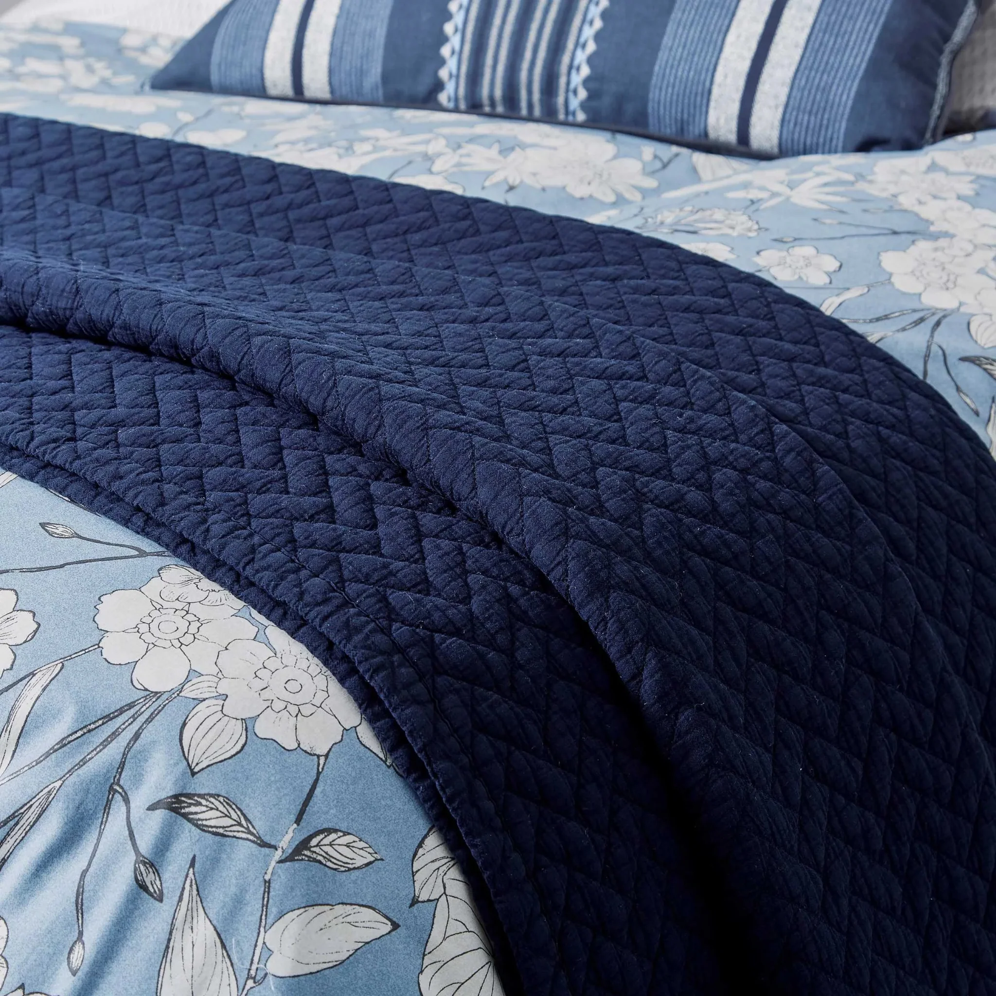 Bedeck Of Belfast Kayah Liyana Quilted Throw - Kayah/Liyana Quilted Throw 250X230CM - Image 2