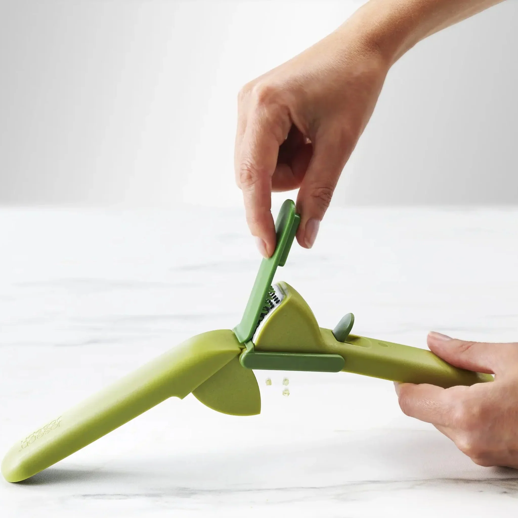 Joseph Joseph Green Clean Force Garlic Press - Clean Force Garlic Press Green - Image 2