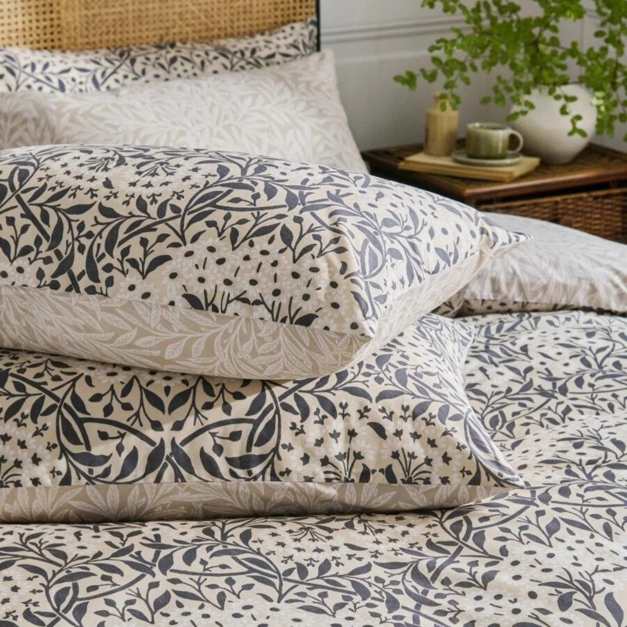 William Morris At Home Michaelmas Daisy Duvet Cover Set - Image 2