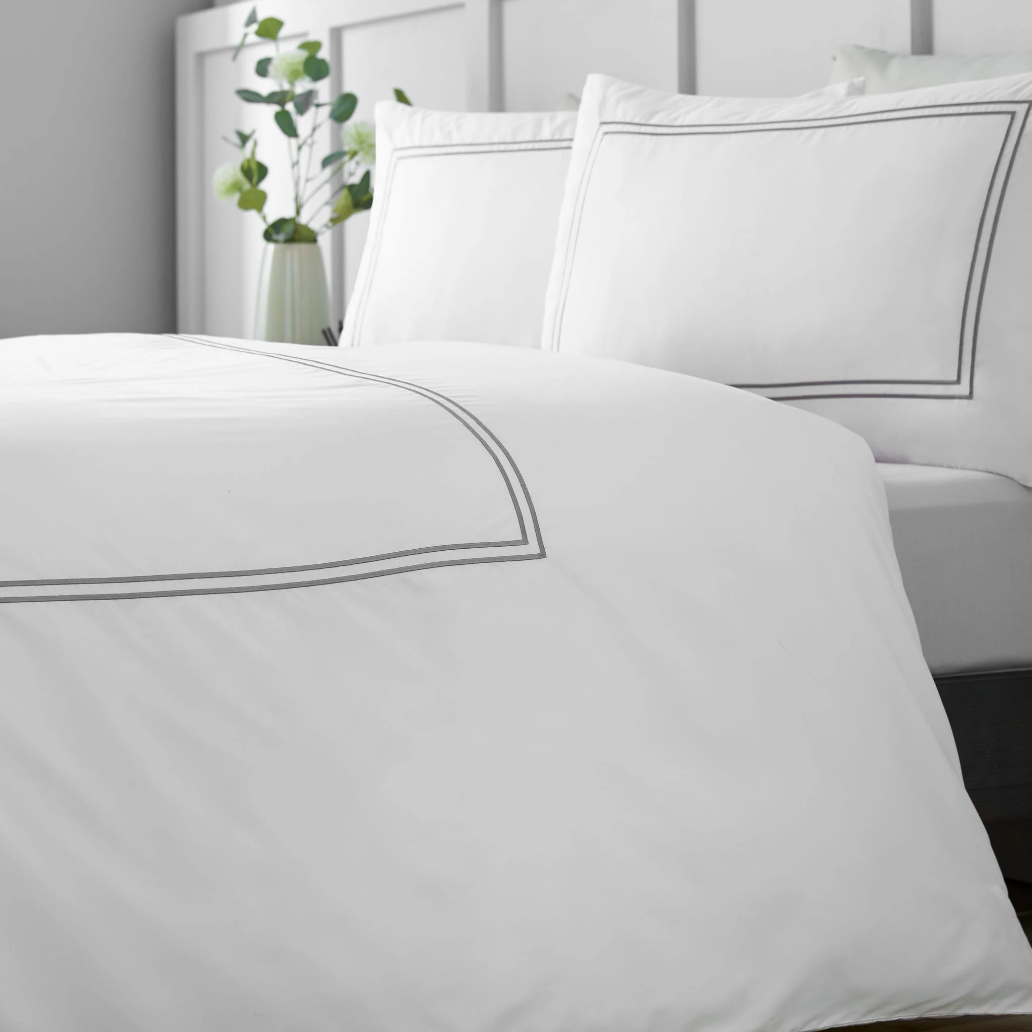 Catherine Lansfield So Soft Mono Satin Stich White Duvet Set - So Soft Mono Satin Stich White Duvet Set Double