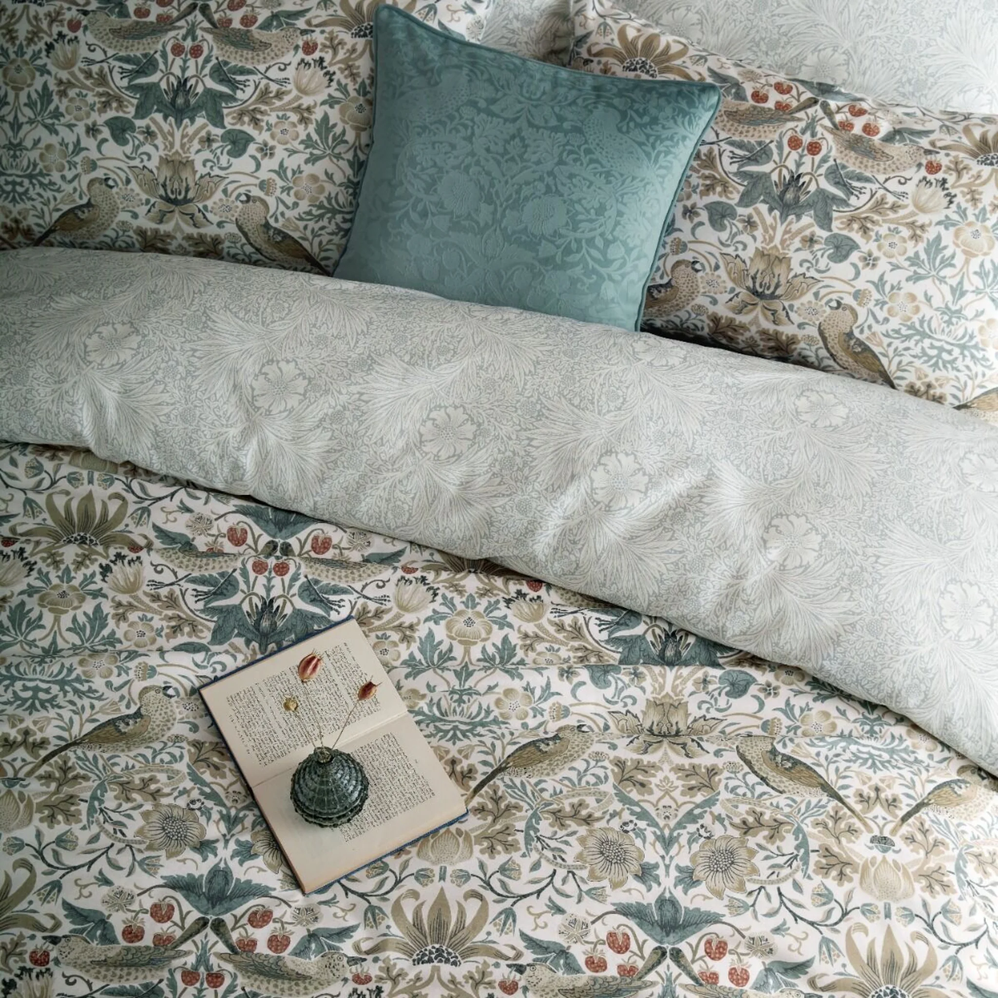 William Morris At Home Strawberry Thief Duvet Cover Set - Strawberry Thief Duvet Set Super King - Super King - Image 3